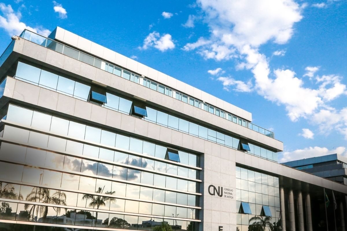 Conselho Nacional de Justiça anuncia concurso público com 60 vagas — vista exterior do edifício moderno sob céu azul com nuvens.