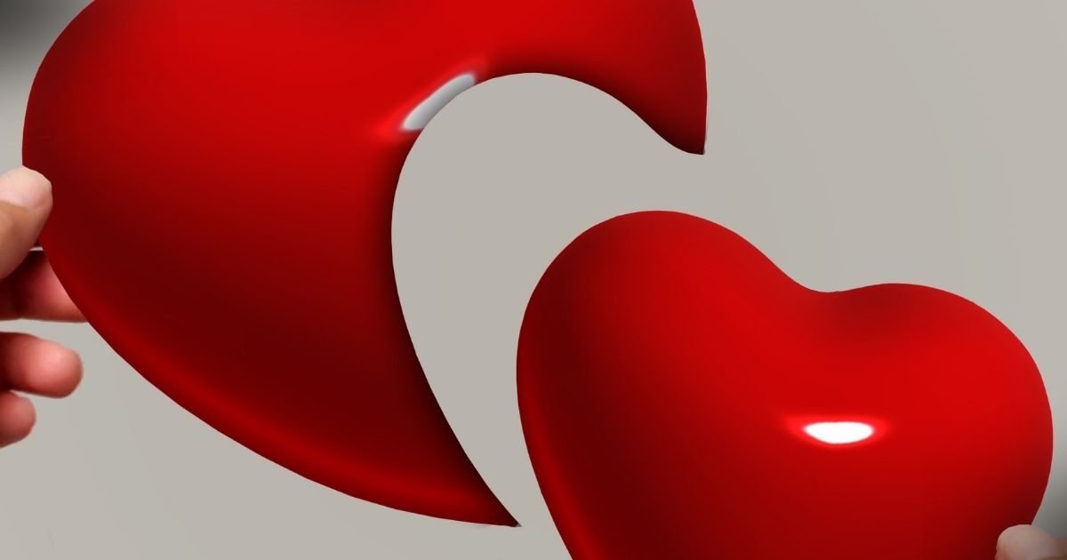 Comunicação de Bens na Separação de Fato, duas partes de um coração vermelho separadas com uma destacando-se na frente e a outra ao fundo.