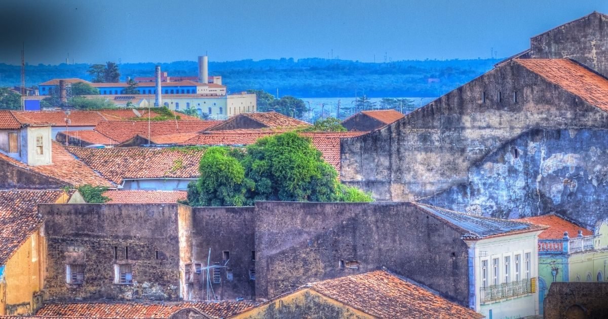 Consulta Advogado Familiar em São Luís: visão elevada das construções históricas com telhados de cerâmica e fachadas desgastadas, sob um céu azul claro.