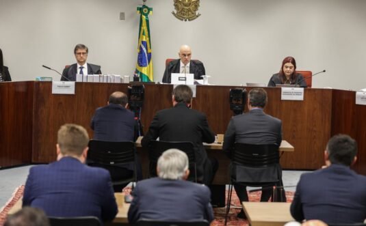 Bolsonaro pede desculpas a ministros do STF e nega plano de golpe
