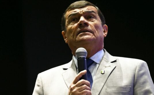 Flávio Dino defende nova regulação para empresas de redes sociais