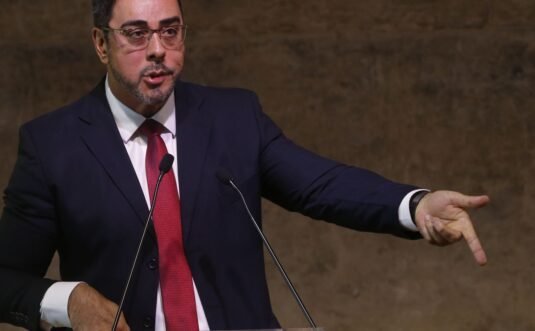 Moraes determina prisão de Zambelli e inclusão na lista da Interpol