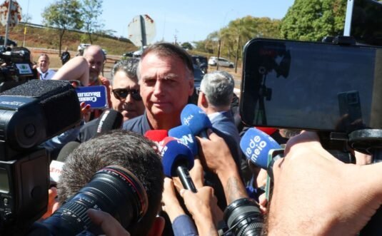 Moraes impõe tornozeleira e restrições a Bolsonaro