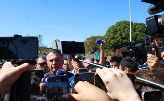 Moraes impõe tornozeleira e restrições a Bolsonaro
