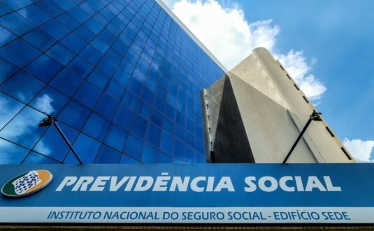 AGU pede investigação de distribuidores e revendedores de combustíveis