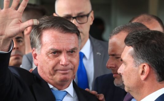 Bolsonaro nega plano de fuga e defende filho Eduardo